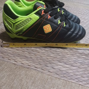 Zapatos deportivos nuevos para niños