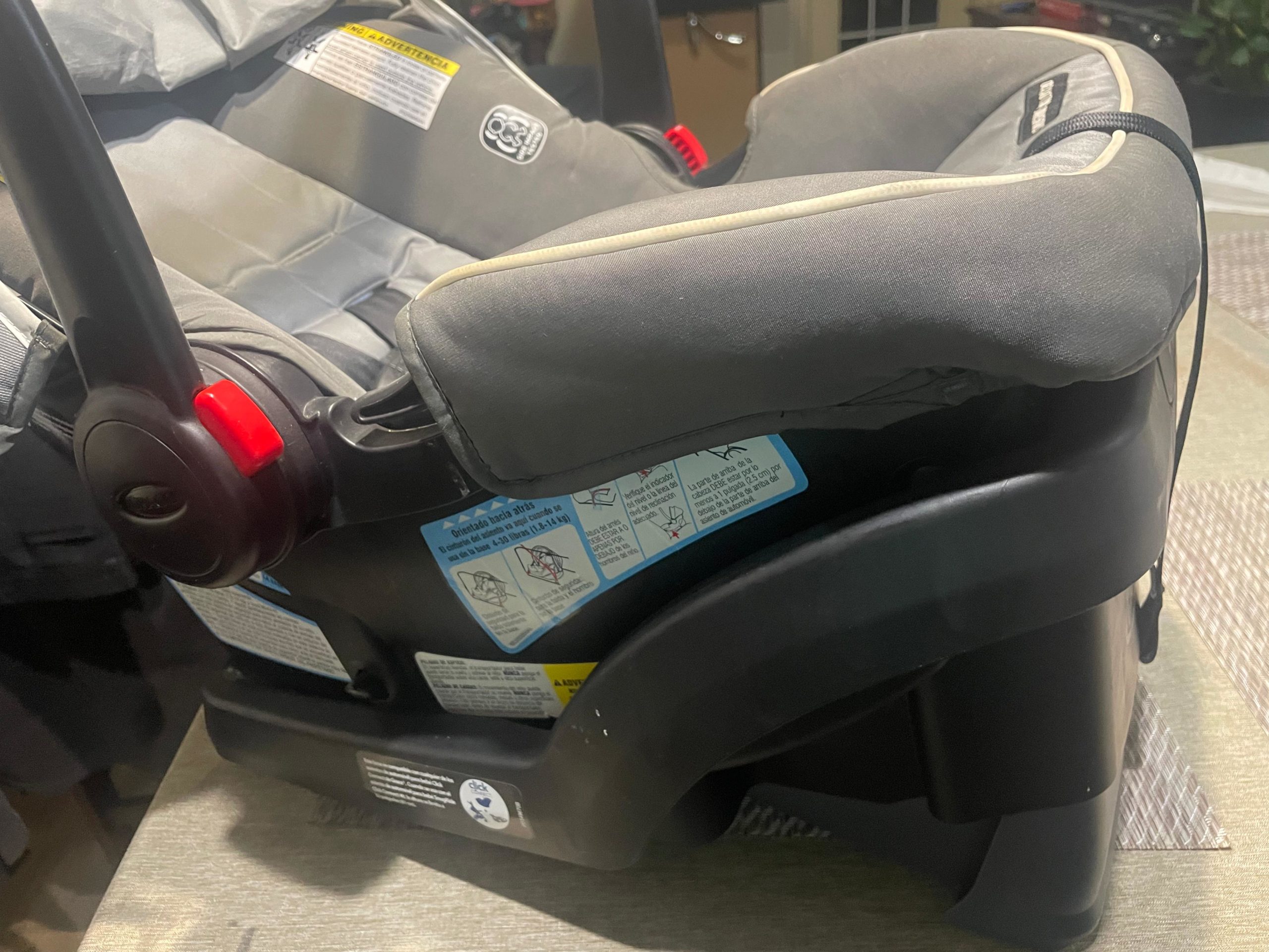 Car Seat con Base. Para infantes, Capacidad de 4 a 30 libras. Graco Infant Car Seat for Babies 4–30 lb (Usado en muy buen estado) - Image 7