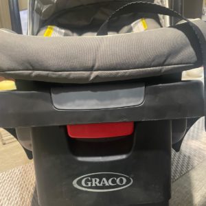 Car Seat con Base. Para infantes, Capacidad de 4 a 30 libras. Graco Infant Car Seat for Babies 4–30 lb  (Usado en muy buen estado)